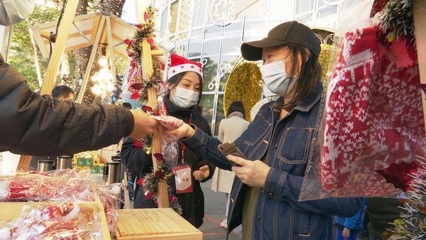 ▲▼2021,台新金控,點亮幸福讓愛閃耀,聖誕祭,台新金控,董事長,吳東亮,仁愛圓環,聖誕樹點燈儀式。（圖／記者姜國輝攝）