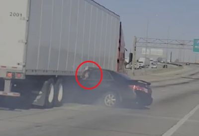 轎車變換車道「插進大貨車底」拖行!驚悚影片曝光 女駕駛險斷頭