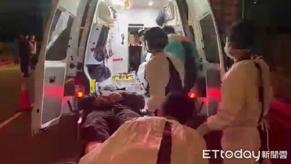 ▲鷹架倒塌，救護人員將傷患送醫。（圖／記者楊漢聲翻攝）