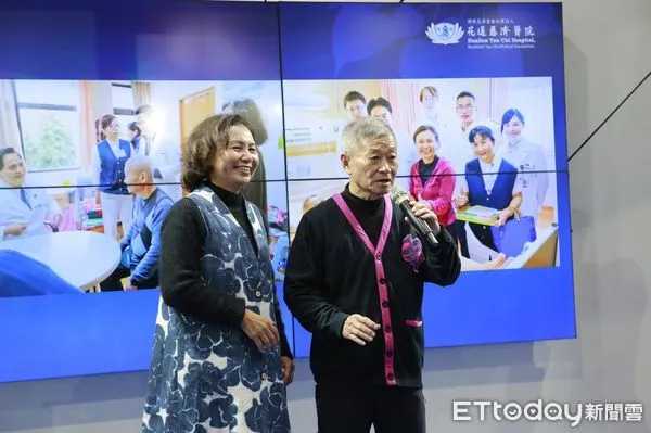 ▲經腰腹腔引流手術治療，林先生的巴金森病症狀變輕了，在講座中高歌「小丑」分享他的病癒人生。(圖／慈濟醫學中心提供，下同）