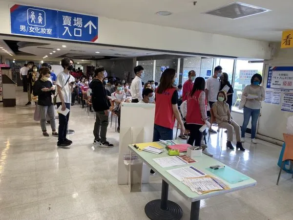 ▲▼家樂福在高雄分店已設立疫苗施打站提供疫苗接種，預計下週在北部超過10家分店設有站點開打疫苗。（圖／家樂福提供）