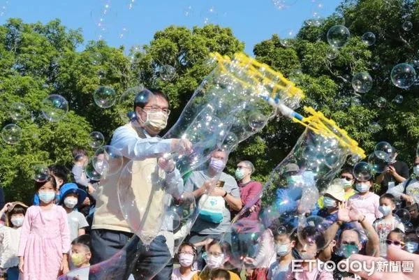 ▲台南2022耶誕跨年首場系列活動「一童趣總爺」，4日下午在總爺藝文中心歡樂登場，市長黃偉哲與小朋友一起舞動七彩泡泡，逗得小朋友歡笑連連。（圖／記者林悅翻攝，下同）