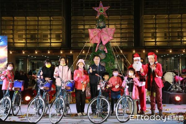 ▲台南市政府4日晚上在民治市民廣場舉行「2021幸福台南．耶誕點燈」活動，由市長黃偉哲等人一起點亮聖誕樹。（圖／記者林悅翻攝，下同）