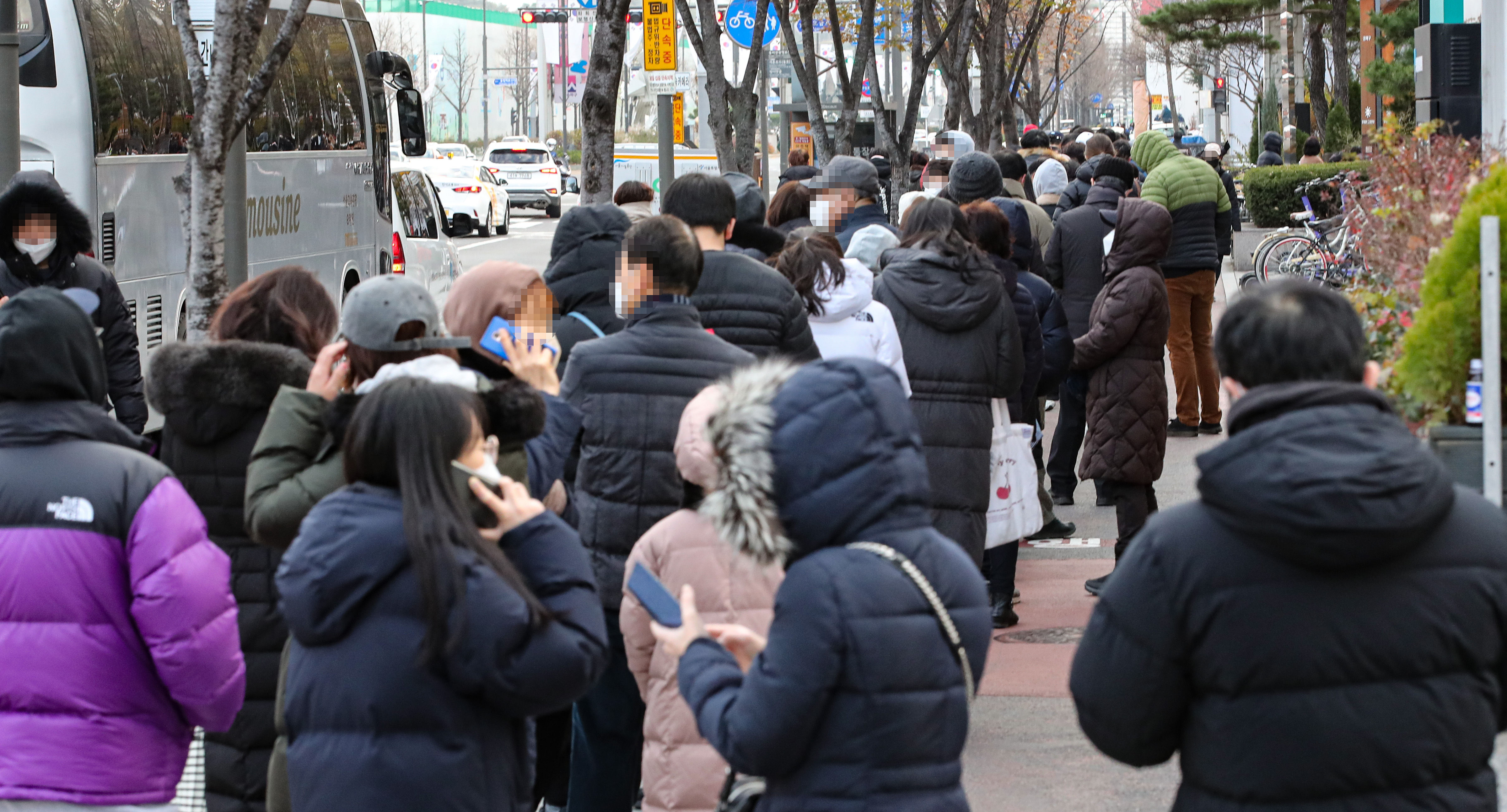 ▲▼南韓新冠疫情升溫，首爾市松坡區某篩檢站前大排長龍。（圖／達志影像）