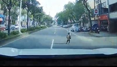 三峽幼童衝到馬路中央…女駕駛急剎險撞上　網曝：不是第一次