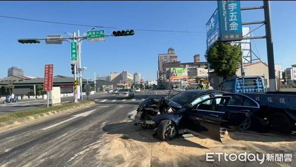 ▲▼ 嘉義市中興路賓士車自撞 。（圖／記者翁伊森翻攝）