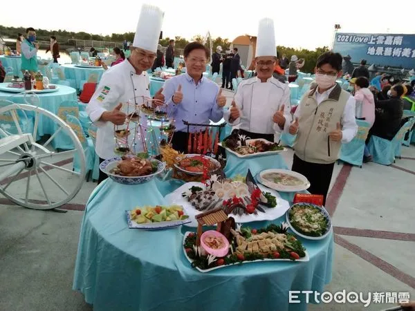 ▲為交通部觀光局副局長林信任等人出席雲嘉南風景區「地景藝術美食饗宴」台南場相當熱絡。（圖／記者林悅翻攝，下同）