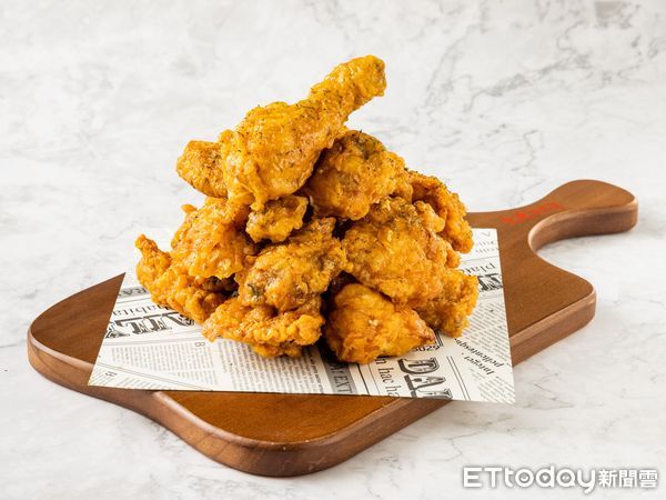 ▲▼bb.q CHICKEN推期間限定新口味「楓糖奶香蒜味炸雞」。（圖／bb.q CHICKEN提供）