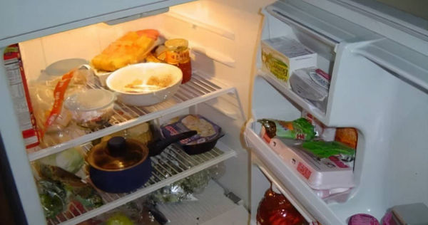 女子吃完打包回來放進冰箱的炒飯，2天後開始出現症狀。（圖／百度）