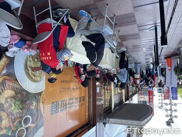 ▲屏東縣打莫德納疫苗送現金500元，接種站人潮湧現             。（圖／記者陳崑福翻攝，下同）