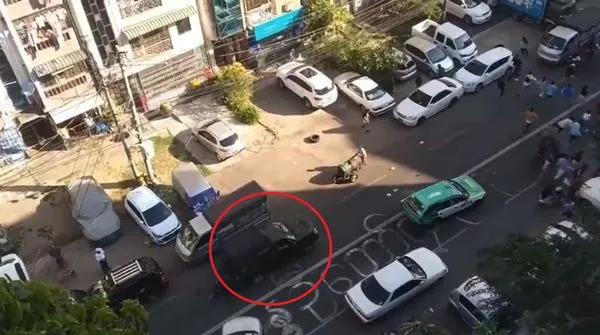 ▲▼緬甸安全部隊開車衝撞人群，導致多人受傷昏迷。（圖／翻攝自推特／@waiwainu）