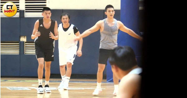 姚元浩與王家梁跟一群泰山高中的球員們一同比賽。（圖／攝影組）