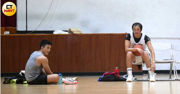跟高中生尬球技沒多久，姚元浩與王家梁就已氣喘吁吁地蹲在一旁擦汗休息。（圖／攝影組）