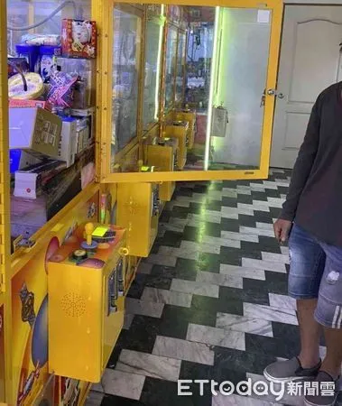▲台南市警四分局安平所立即偵訊娃娃機竊案，王嫌當場人贓俱獲，被移送法辦。（圖／記者林悅翻攝，下同）