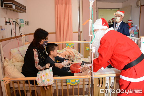 ▲贈送聖誕禮物給住院的孩童。（圖／記者楊漢聲翻攝）
