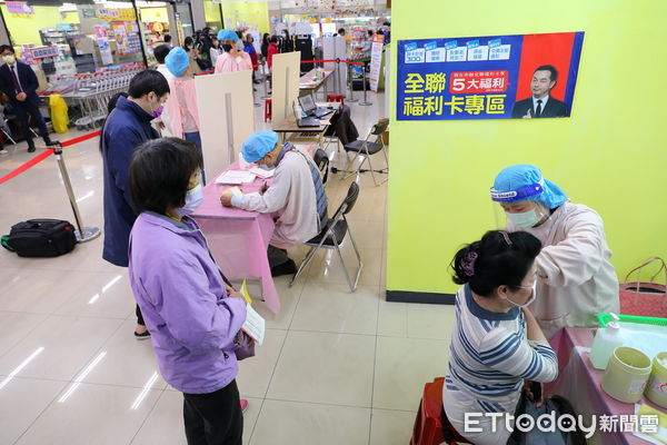 ▲▼全聯福利中心配合中央流行疫情指揮中心規劃，在新北板橋大觀門市開始設置COVID-19疫苗施打點，接種疫苗民眾還可以拿到健康好禮一份。（圖／記者湯興漢攝）