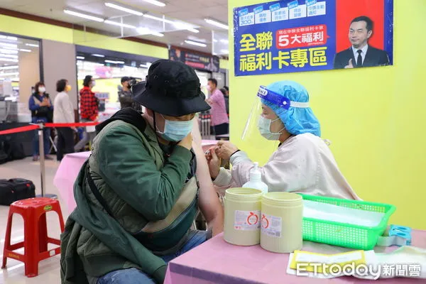 ▲▼全聯福利中心配合中央流行疫情指揮中心規劃，在新北板橋大觀門市開始設置COVID-19疫苗施打點，接種疫苗民眾還可以拿到健康好禮一份。（圖／記者湯興漢攝）