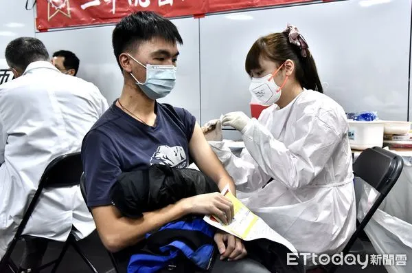 ▲▼為提升國內疫苗涵蓋率，中央流行疫情指揮中心於台北車站大廳西側迴廊設置疫苗接種站，只要是在台人士都可以施打，提供莫德納疫苗，接種即可獲得全聯100元禮券，吸引大批民眾前來排隊接種,莫德納疫苗,COVID-19疫苗,新冠肺炎,武漢肺炎,副作用,不良反應,群體免疫,法定傳染病,醫護人員,追加劑,接種率,防疫,疫情。（圖／記者李毓康攝）