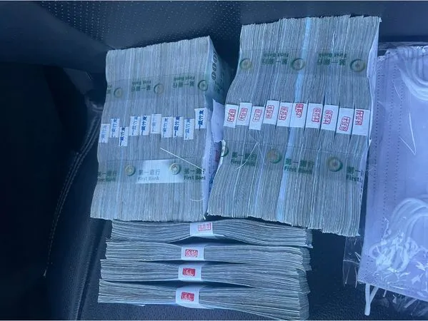 ▲▼原PO為慶祝結婚28週年，兌現承諾領出240萬現金要送老婆。（圖／翻攝自Facebook／爆廢公社公開版）