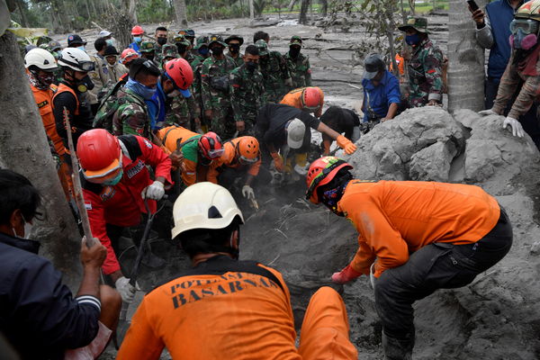 ▲▼印尼東爪哇省塞梅魯火山（Mt Semeru）6日再次噴出火山灰。（圖／路透）