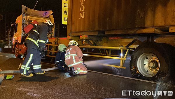 ▲▼聯結車行經國一北上13.3公里處發生火燒車。（圖／記者游宗樺攝）