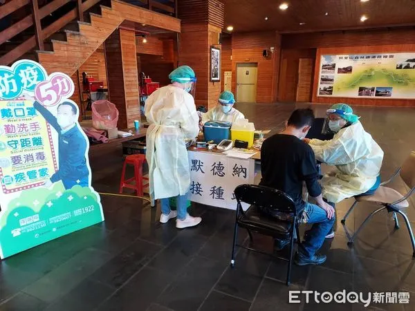 ▲▼衛生局在海拔2216公尺的阿里山火車站設接種站。（圖／記者翁伊森翻攝）