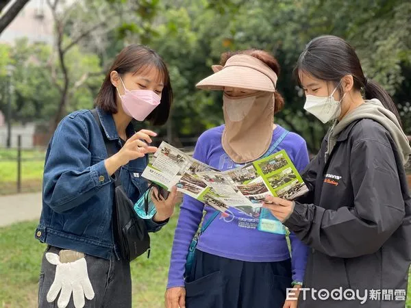 ▲中華醫事科大USR登革熱防治知行合「醫」團隊，利用假日前往學校鄰近的社區協助病媒蚊孳生源清理，並宣導阻絕病媒蚊孳生和預防登革熱。（圖／記者林悅翻攝，下同）