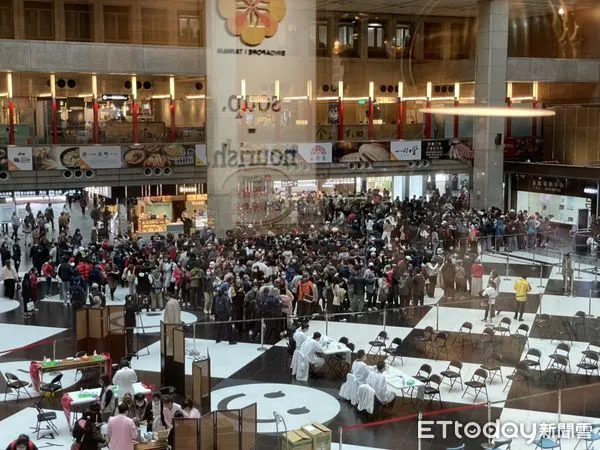 ▲▼打疫苗送禮券！台北車站莫德納接種站12/7中午實況。（圖／記者許維寧攝）