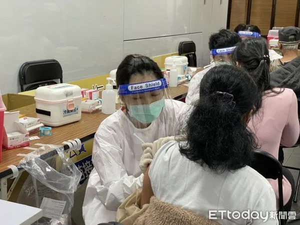 ▲▼打疫苗送禮券！台北車站莫德納接種站12/7中午實況。（圖／記者許維寧攝）