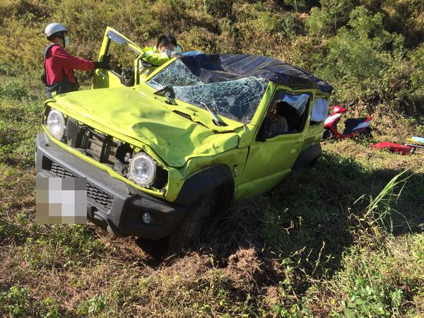 ▲▼8旬男開吉普車送便當，不料山路坡度高達45度，人車翻了一圈。（圖／民眾提供）