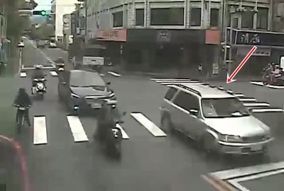 宜蘭版「天能」！休旅車當街急速倒車右轉　網友：以為看到倒帶