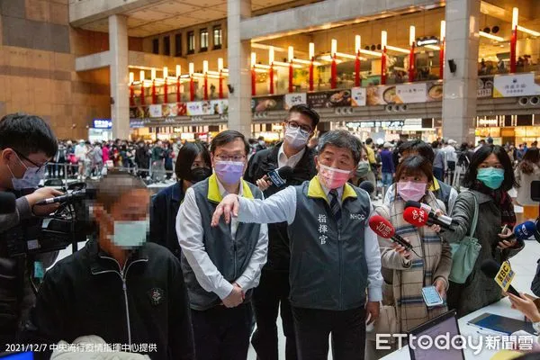 ▲▼台北車站大廳開設「莫德納疫苗施打站」，陳時中、周志浩及莊人祥訪視及感謝醫護 。（圖／指揮中心提供）