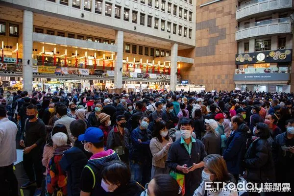 ▲▼台北車站大廳開設「莫德納疫苗施打站」，陳時中、周志浩及莊人祥訪視及感謝醫護 。（圖／指揮中心提供）