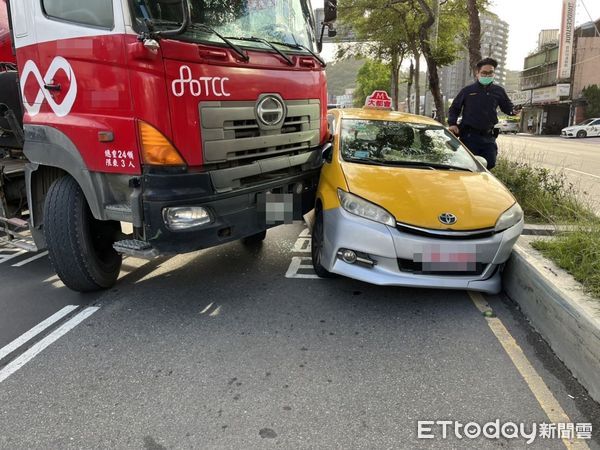 ▲汐止區大同路7日下午發生一起水泥預拌車衝撞計程車的車禍意外。（圖／記者張君豪翻攝）