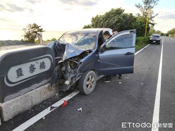 ▲男子因疲勞駕駛自撞橋墩造成大腿骨折並受困車内。（圖／花蓮消防局提供，下同）