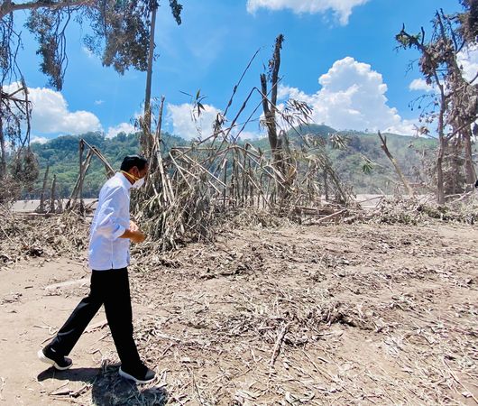 ▲▼印尼總統佐科威（Joko Widodo）訪視東爪哇省塞梅魯火山（Mt Semeru）噴發災區。（圖／路透）