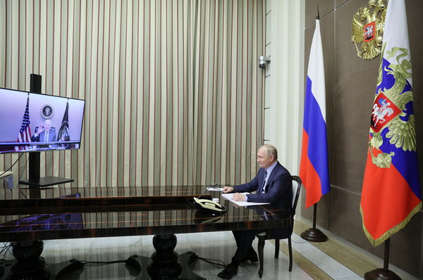 ▲▼俄羅斯總統普丁與美國總統拜登視訊通話。（圖／路透）