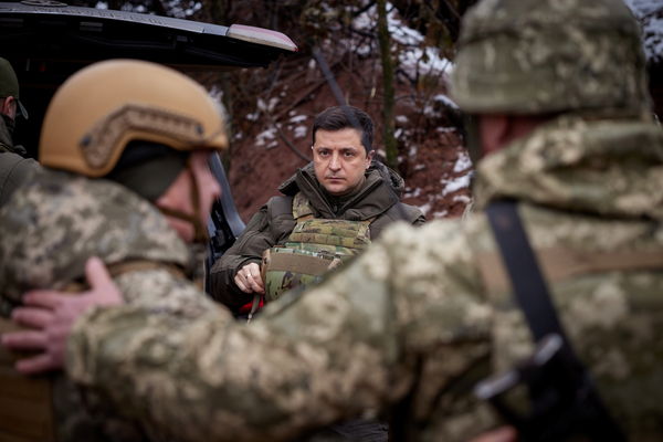 ▲▼烏克蘭總統澤倫斯基（Volodymyr Zelenskiy）巡視烏俄邊境部隊。（圖／路透）