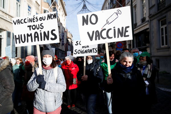 ▲▼比利時醫護人員走上街頭，反對明年1月起實施的強制接種疫苗政策。（圖／路透）