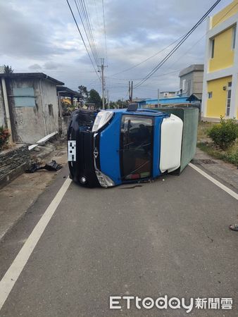 ▲小貨車撞上圍籬後側翻，陳姓駕駛當時被困在車內，緊急送醫仍宣告不治，駕駛座上。（圖／台東縣警察局提供，下同）