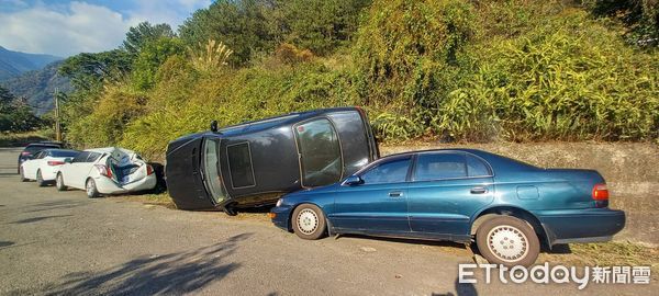 ▲自由落體！谷關男子倒車恍神摔3公尺坡坎，小客車衰遭壓頂。（圖／記者哈勇嘎奧攝）