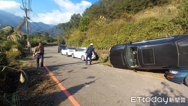 ▲自由落體！谷關男子倒車恍神摔3公尺坡坎，小客車衰遭壓頂。（圖／記者哈勇嘎奧攝）