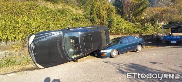 ▲自由落體！谷關男子倒車恍神摔3公尺坡坎，小客車衰遭壓頂。（圖／記者哈勇嘎奧攝）