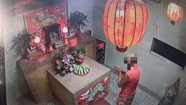 ▲▼一名貧困女子把神明偷回家膜拜，行竊過程被監視器拍下。（圖／民眾提供）