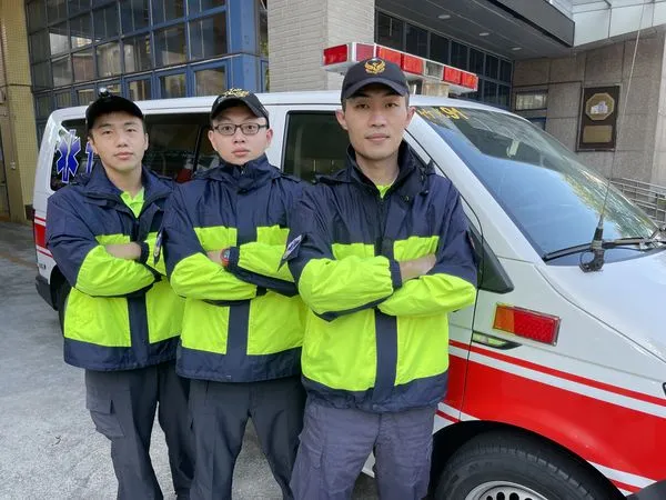 ▲左起蘇建鴻、陳俊生及林柏廷成功完成接生。（圖／新竹市政府提供）