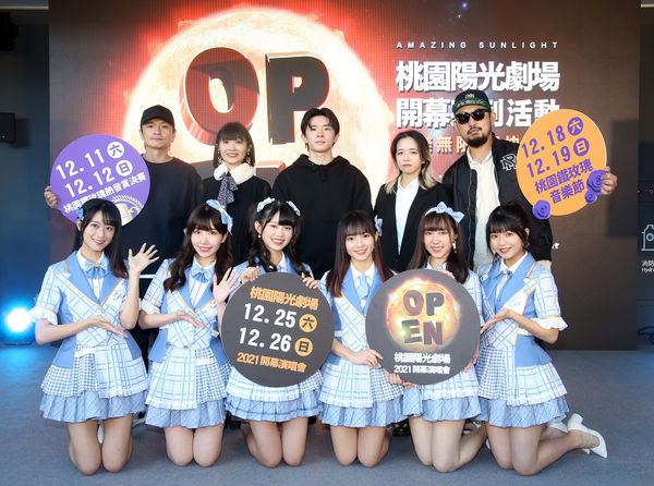▲▼ AKB48 Team TP與鐵人88號合體出席記者會。（圖／大大娛樂、新視紀提供）