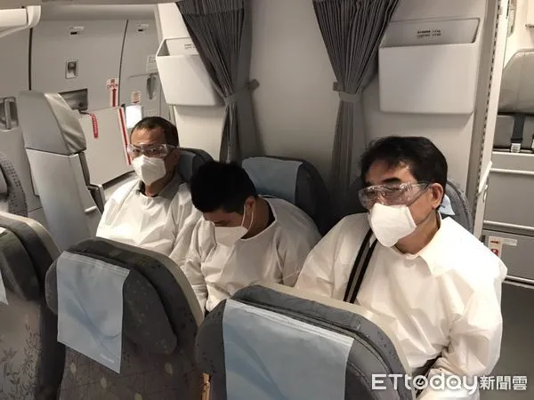 ▲▼新店槍手上機，左為兩岸科股長蘇信雄、右為偵一大隊第二隊長鄭富禎。（圖／記者張君豪翻攝）