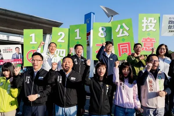 ▲▼蔡英文下令總動員衝刺，陳其邁一早站路口宣傳：民眾要冷靜思考。（圖／記者賴文萱翻攝）