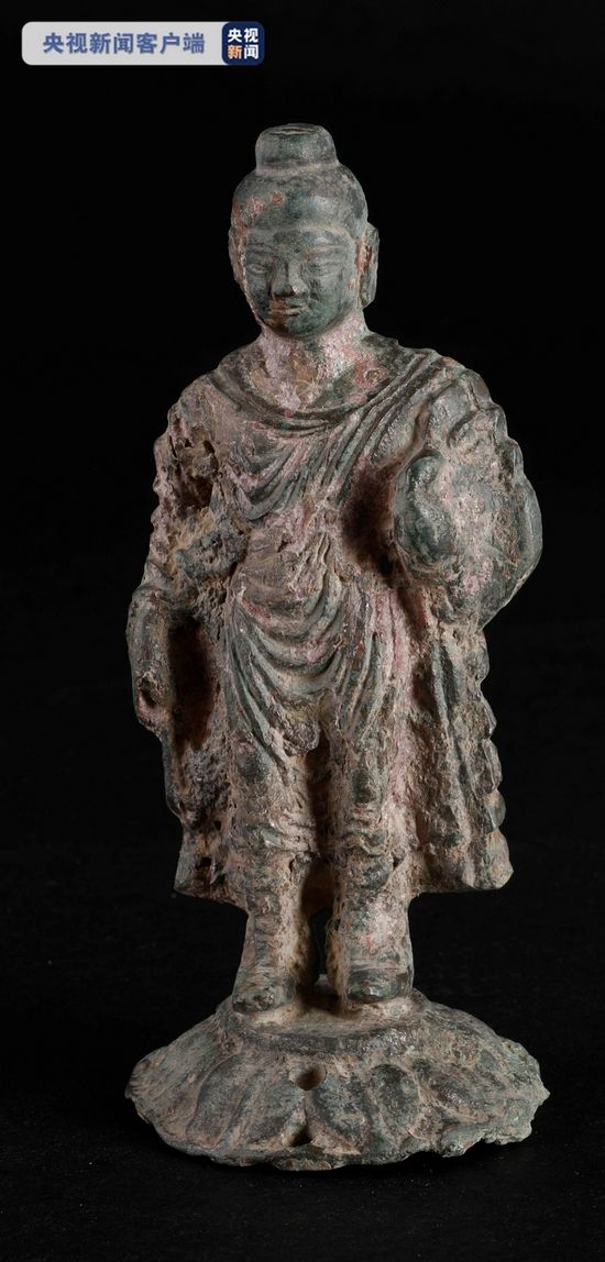 ▲陝西考古研究院發現的兩尊金銅佛像。（圖／翻攝央視）