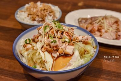 永遠在排隊的中和雞肉飯！嫩雞肉配半熟蛋太銷魂　還能免費喝雞湯